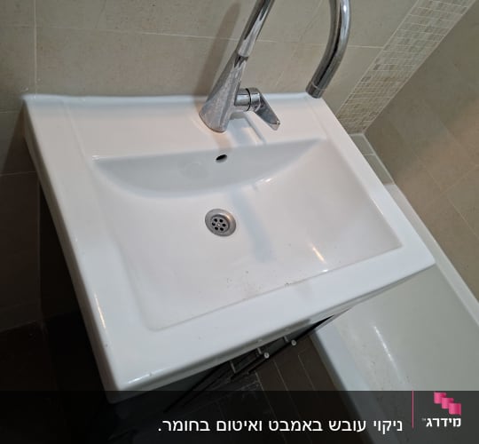 כיור עם ברז בחדר אמבטיה